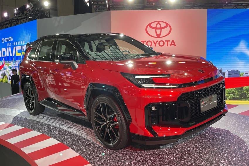 Toyota 大改款 RAV4 GR Sport 現身 2026 台北車展擔任主秀。（記者陳弘智攝）