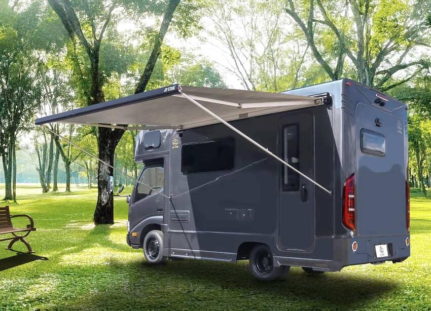 車外設有車邊遮陽帳，輕鬆享受戶外露營樂趣。