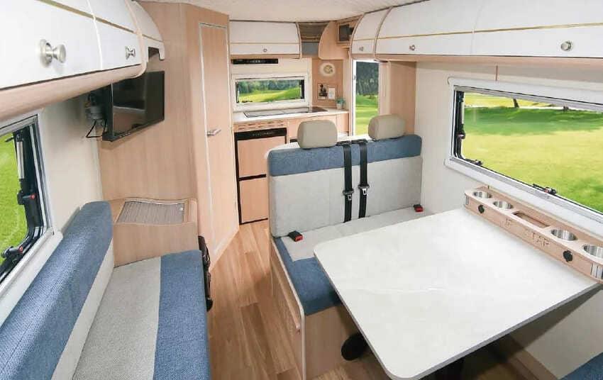 車內運用木質飾材營造舒適氛圍。