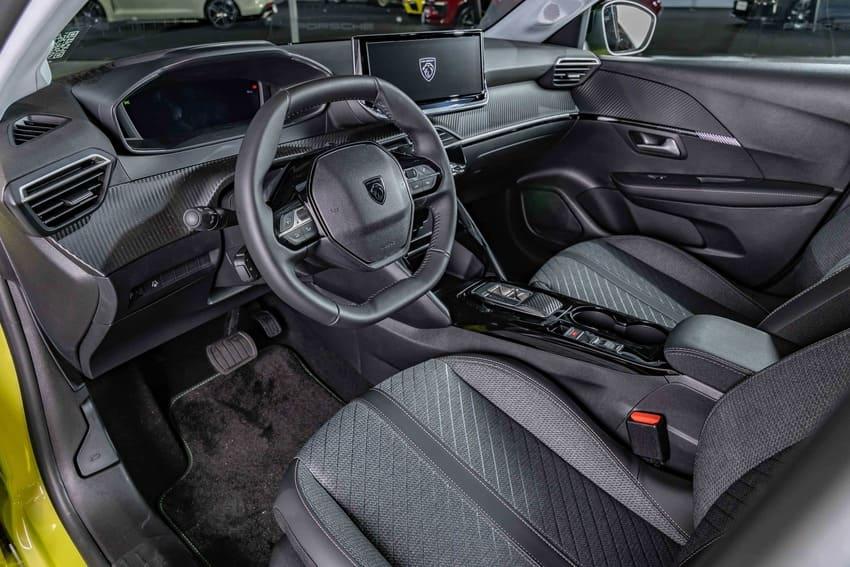 車內採用 i-Cockpit 數位化座艙鋪陳。