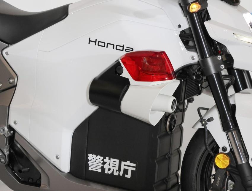 純白塗裝搭配警視廳字樣，彰顯車輛身分。