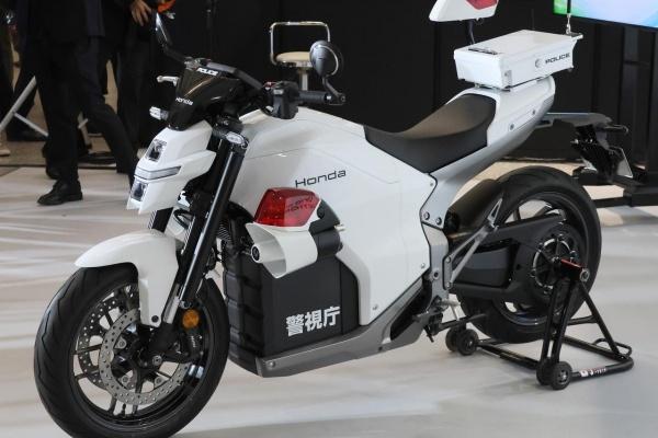Honda 純電重機化身警視廳白摩托！前衛外型搭配警用配件