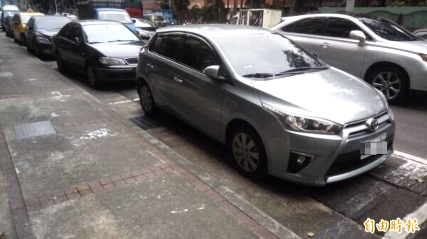 只要車體任何部位壓到停車格線，或超出格線範圍，就可能被開罰 600 元以上、1200 元以下罰鍰。（資料照）