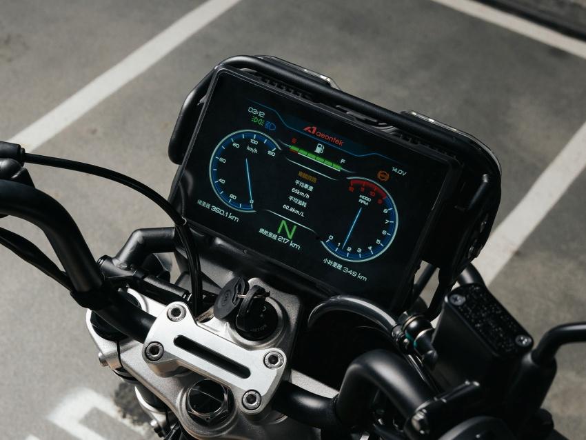 配備有 7 吋 TFT 超大貼合式儀表。