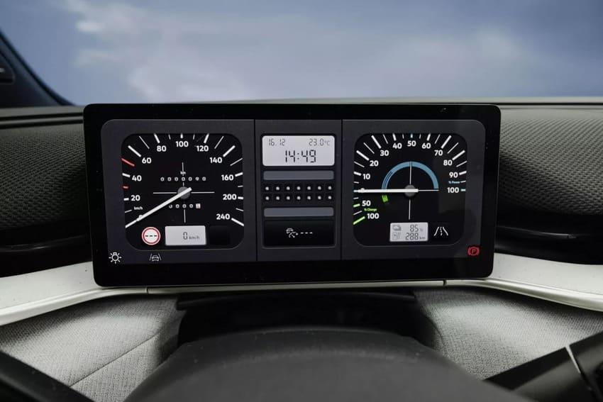 10.25 吋數位儀表具備復古顯示模式，營造復古駕馭氛圍。