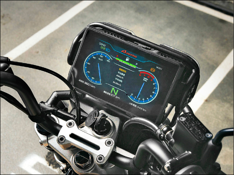 7吋TFT超大貼合式儀錶，能清晰顯示車輛豐富資訊。