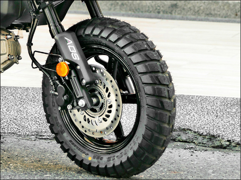 具備單迴路ABS防鎖死煞車系統，讓輕越野時也能安心十足。