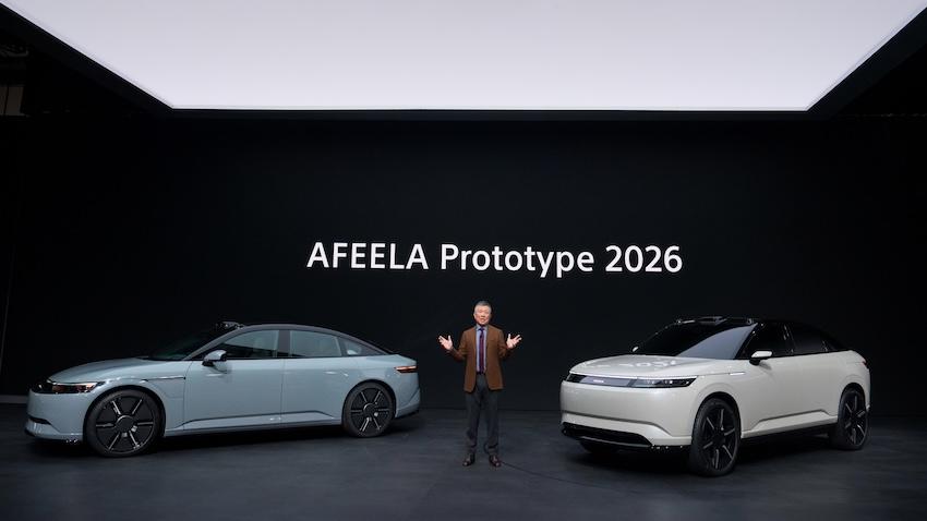 Sony Honda Mobility 首度公布最新原型車 AFEELA Prototype 2026（右）。執行長水野泰秀（Yasu hide Mizuno）也出席記者會。