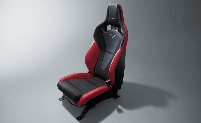 原廠將 Recaro 跑車座椅列為選配項目。