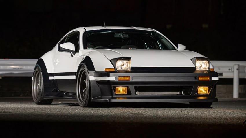 上掀式頭燈及復古式樣前保桿是車頭造型亮點所在。