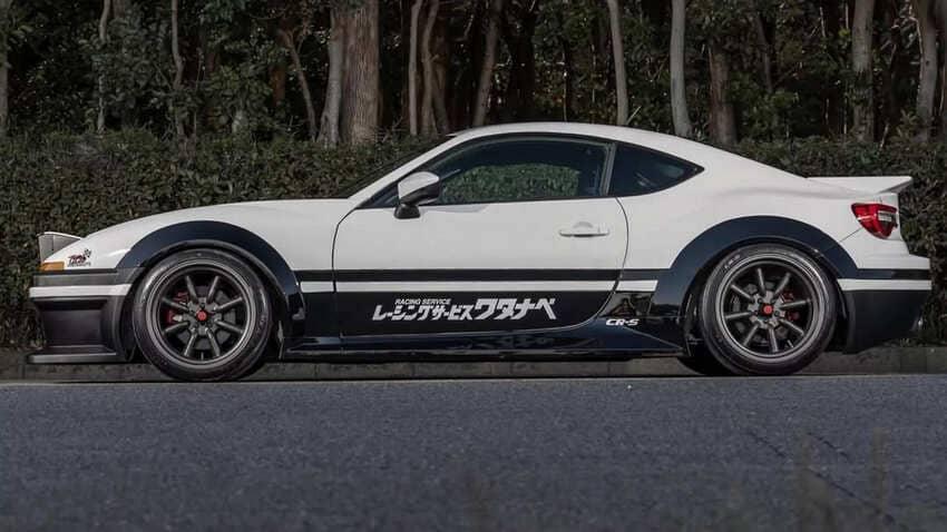 黑白色車身塗裝及腳下八輻式輪圈也相當吸睛。