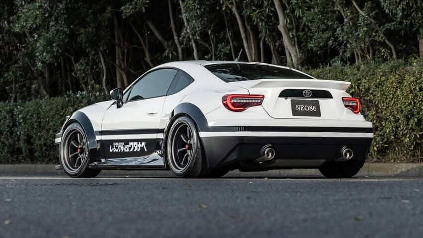 透過擾流鴨尾及左右單出尾管設計強化動感氣勢。