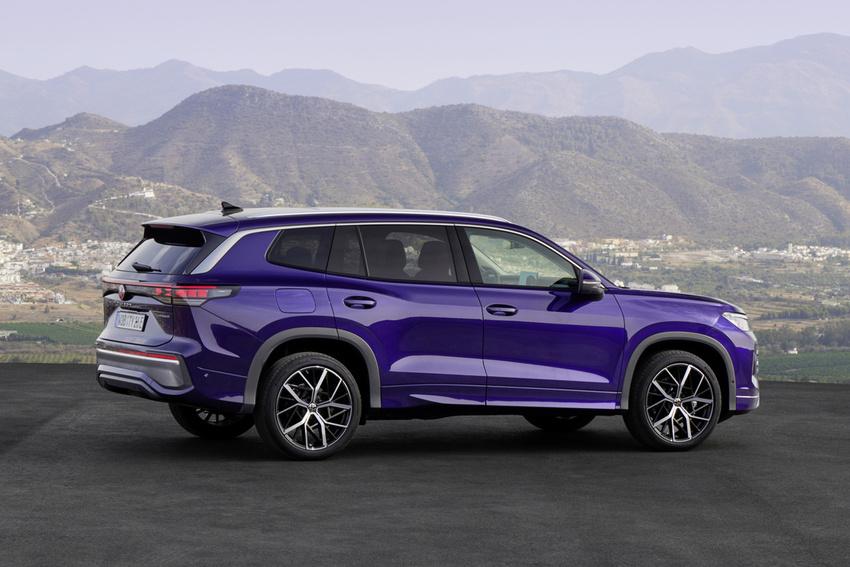 全新 Tayron 車格介於 Tiguan 及 Touraeg 之間，取代原先 Tiguan Allspace 定位。