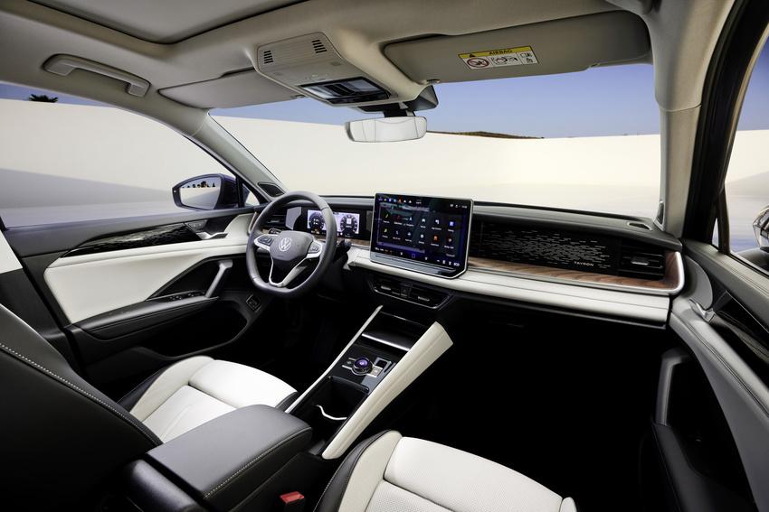 標配數位儀表、15 吋觸控螢幕，科技感更加強烈。