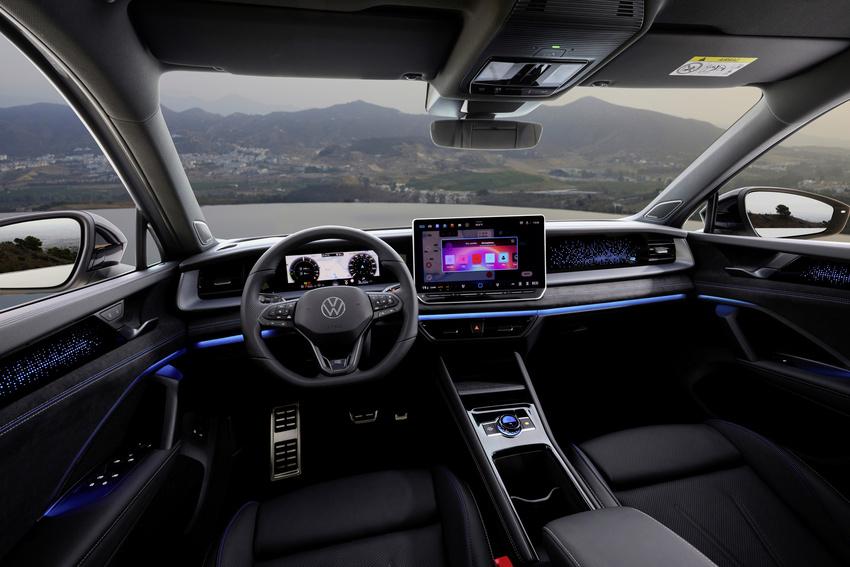 R-Line 內裝更強調運動氛圍。