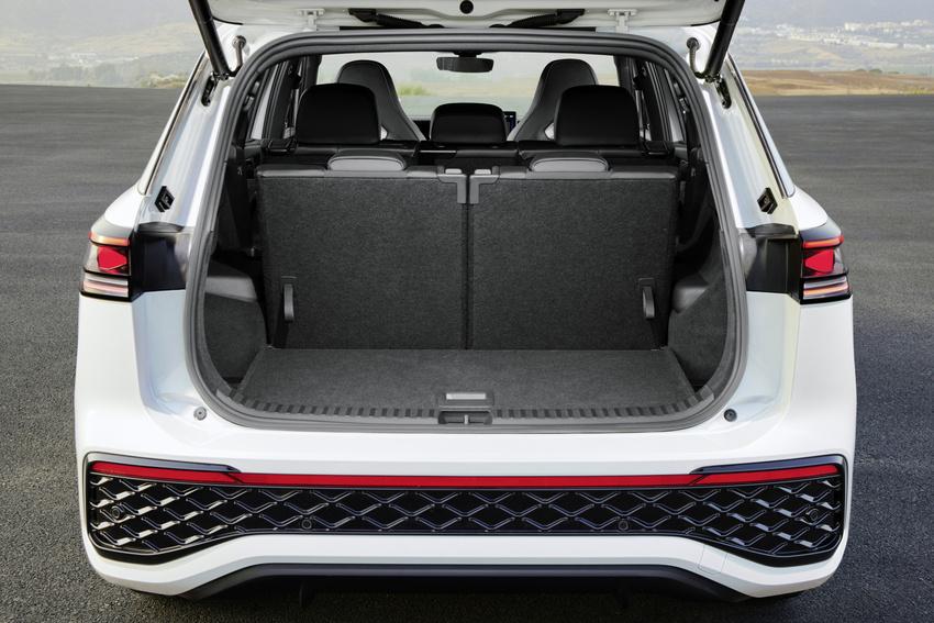七人座的後廂依然保有 345 公升的置物容積，若將後座已全數傾倒，則可擴增至 2,090 公升。