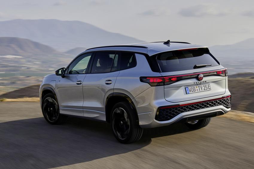 eHybrid 插電式油電系統搭載 19.7 kWh 電池組，提供超過 100 公里的純電續航表現。