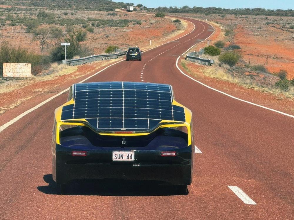 將太陽能吸收面板與車身融為一體，「九號太陽能車」實現縱貫整個澳洲的賽事。
