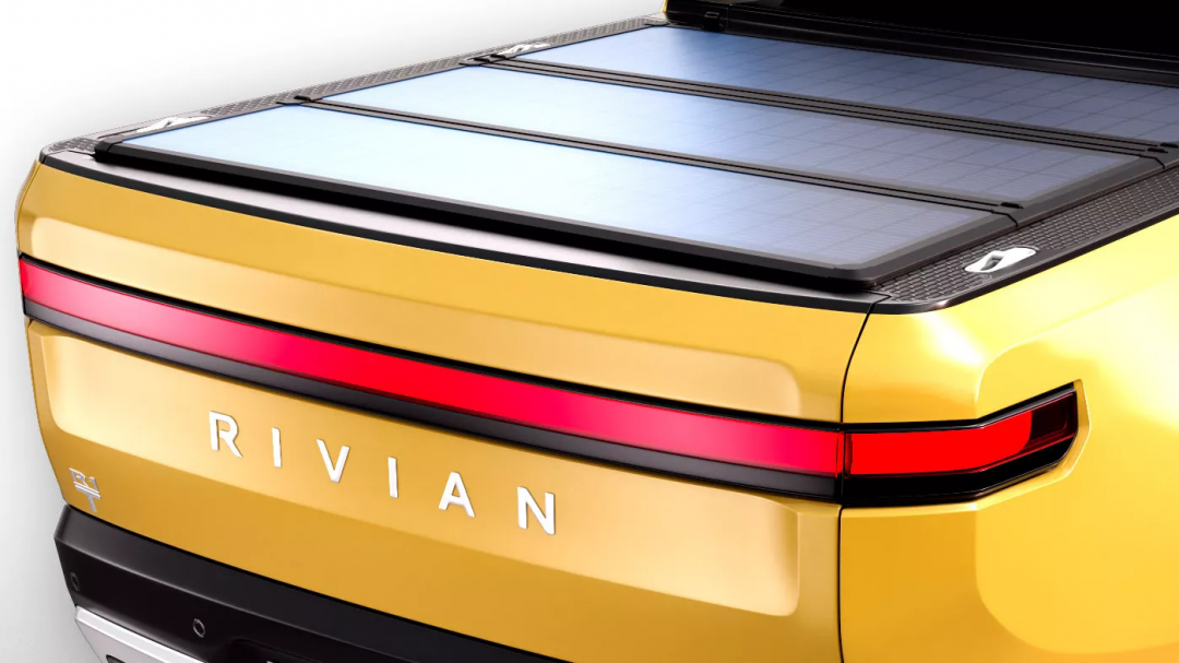 美國公司Worksport針對Rivian R1T電動皮卡打造SOLIS太陽能貨斗蓋，能實現邊開邊儲電的功用，售價2,500美元（約台幣7.8萬元）。