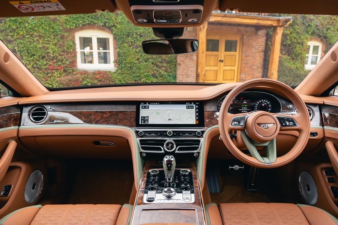 第二款Flying Spur Speed在棕色真皮內裝之中加入綠色元素點綴，營造專屬座艙氛圍。