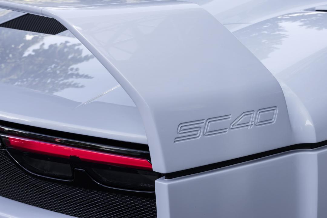 Ferrari SC40承襲F40的大型固定式尾翼兩側設有SC40字樣。