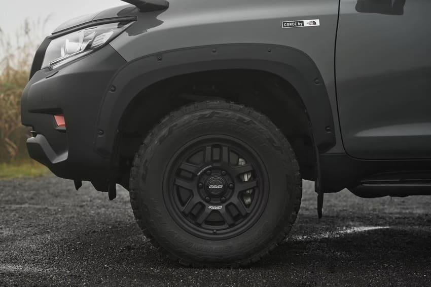 石墨灰版本加裝大量防刮材質，象徵 Mountain Jacket 登山外套的抗磨設計。