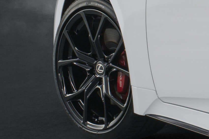 腳下升級 19 吋 BBS 黑色鍛造輪圈及紅色煞車卡鉗。