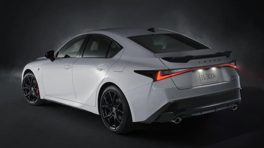 車尾擾流翼設計相當搶眼吸睛。