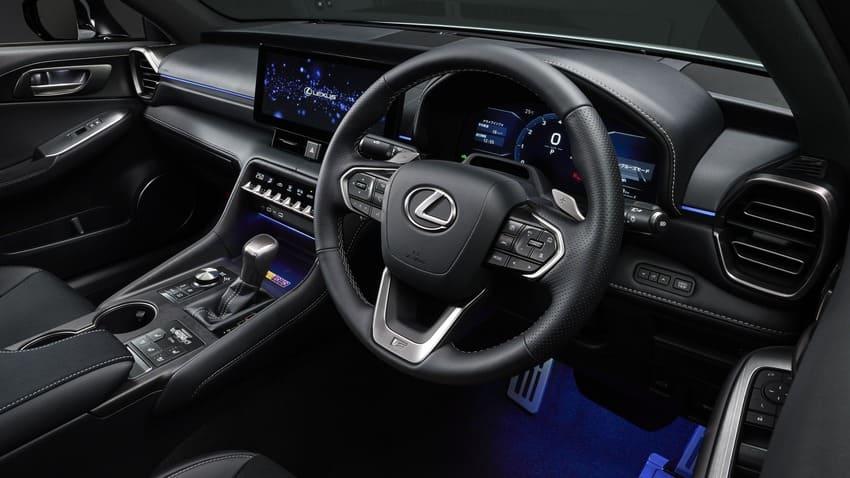 內裝採真皮搭配麂皮鋪陳，營造熱血駕馭氛圍。