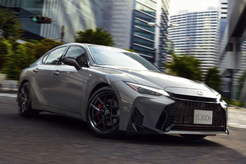 此組 2.5 升油電動力系統可提供 223 匹綜效馬力輸出。