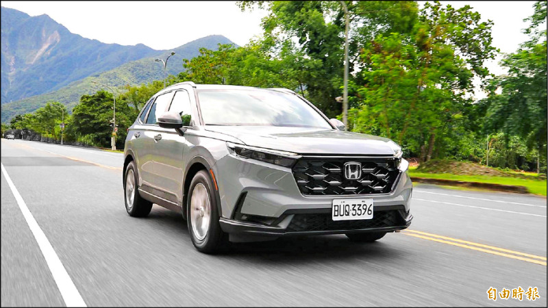 車主1月購買Honda CR-V等國產車，車廠加碼送OVO便攜式智慧投影機。（記者陳英傑攝）