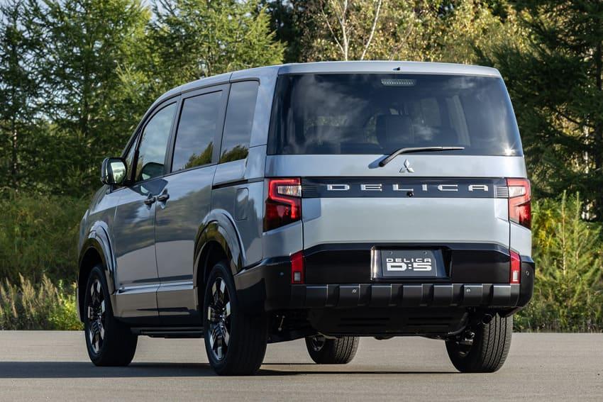 小改款造型變得更為粗獷，尾門中央新增黑色飾板展現新意，並設有 DELICA 字樣作為識別。