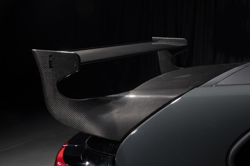 專為紐柏林 24 小時耐力賽開發的碳纖維尾翼