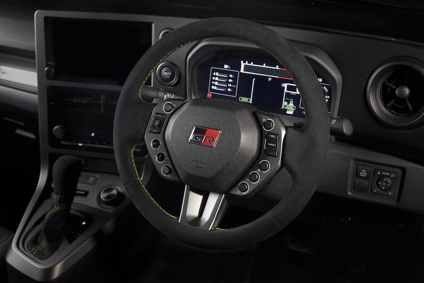 麂皮包覆的方向盤，換檔撥片和方向盤控制開關也重新設計。