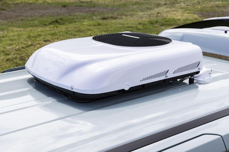 額外選配的車內空調將室外機安裝在車頂之上。
