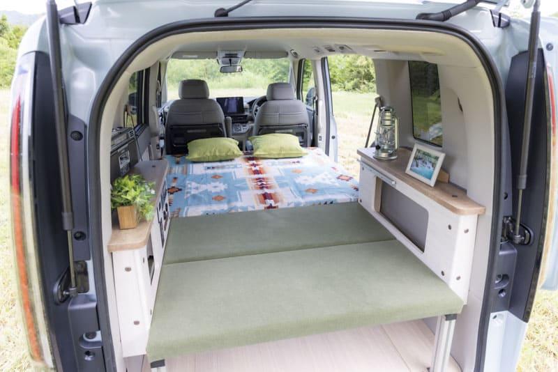 打平座椅即成為一張可容納兩名成人的舒適大床。