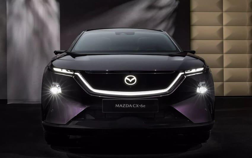 車頭採用帶有發光飾條的飛翼式水箱護罩，打造全新魂動面容。