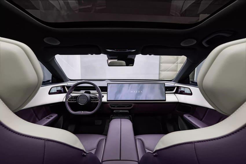 26 吋中央螢幕是內裝科技焦點。