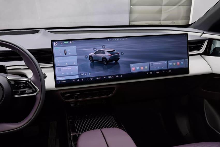 車載系統支援無線 Apple CarPlay、Android Auto，展現科技便利性。