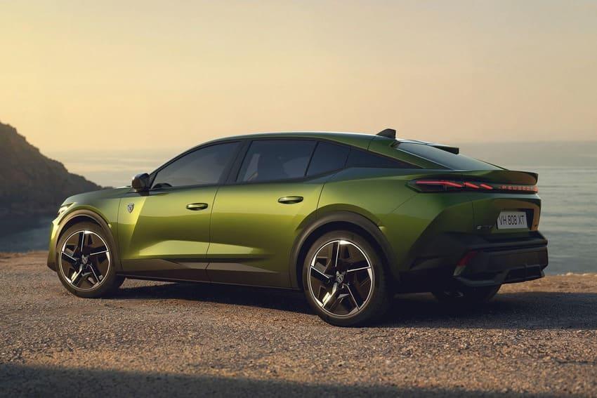 小改款車尾採用 PEUGEOT 發光字樣展現新意。