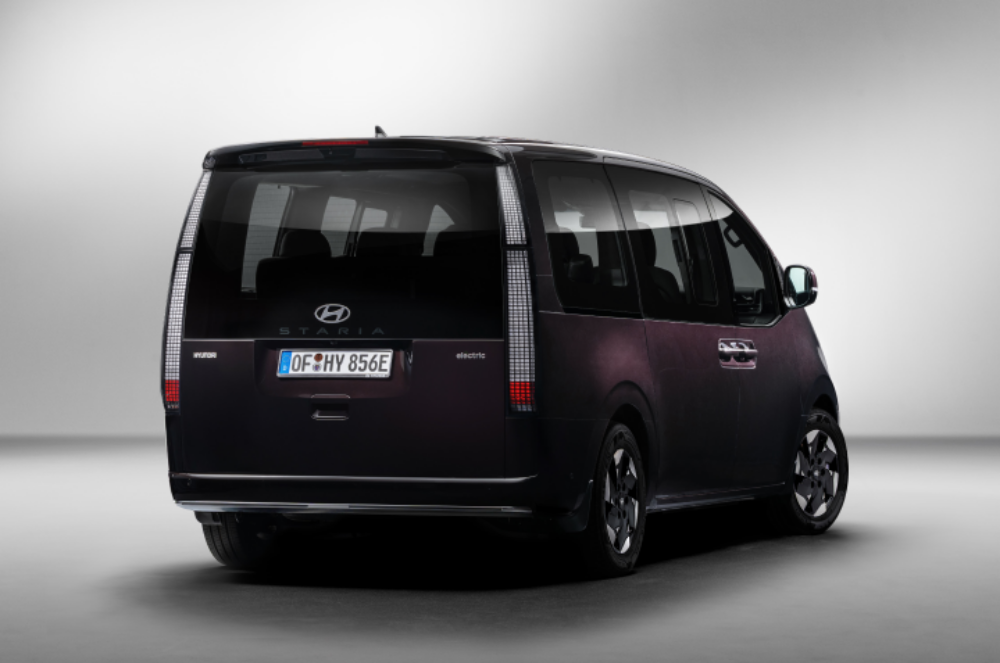 全新 Staria EV 配備封閉式水箱護罩與專屬尾燈組。