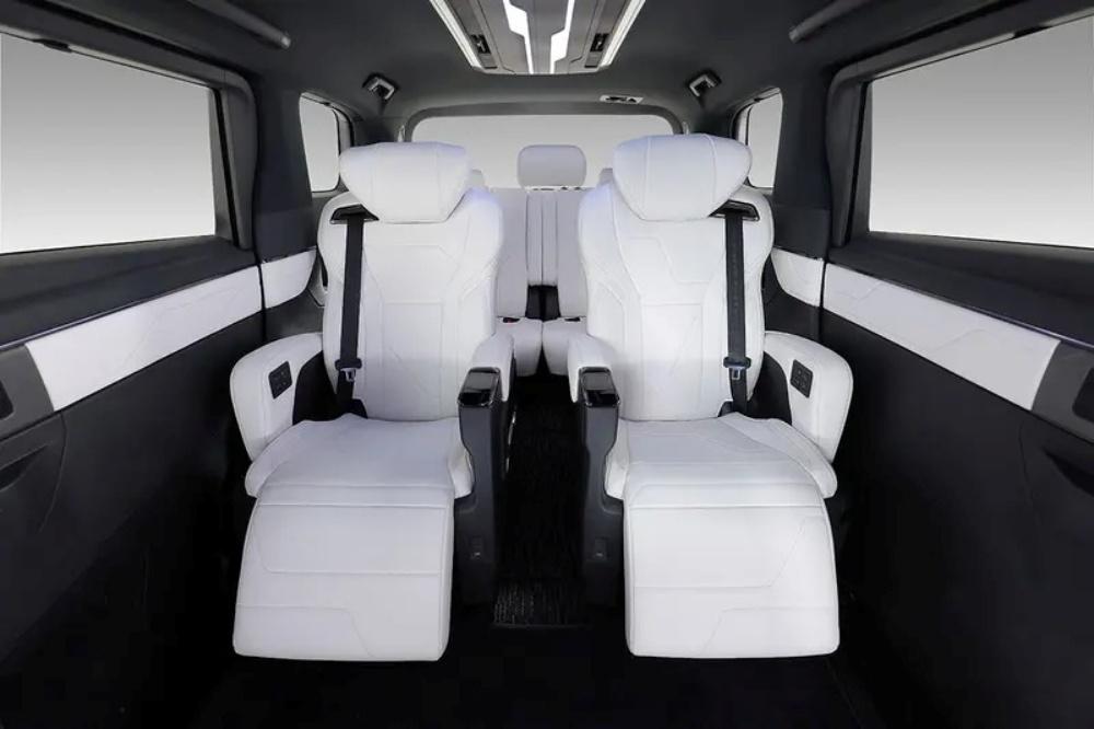 車內以頂級皮革呈現奢華氛圍。