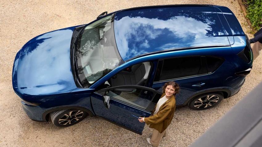 Mazda 發表全新「Navy Blue Mica（海軍雲母藍）」車色。