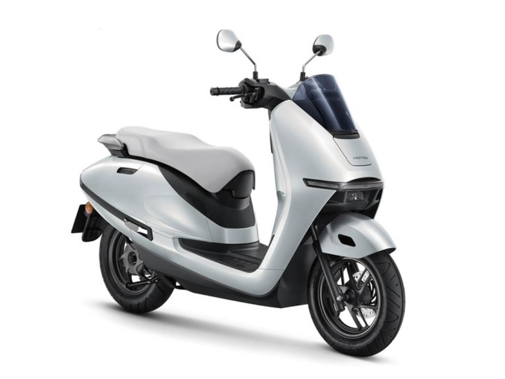 Honda 發表全新固定電池式純電速克達 UC3。