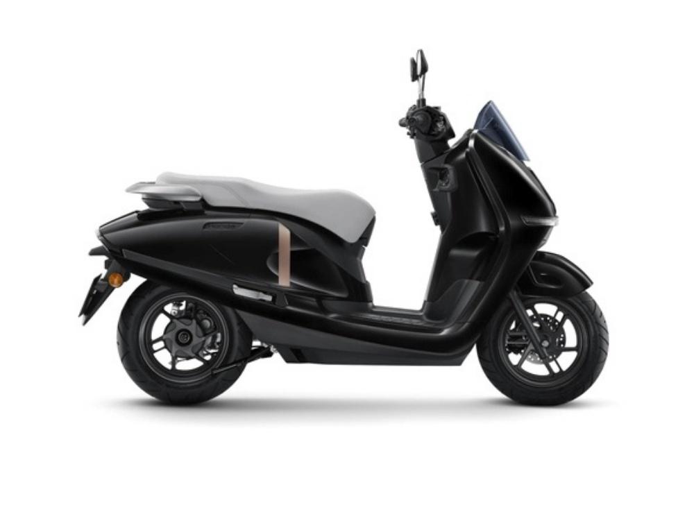 整體車身線條簡潔俐落。