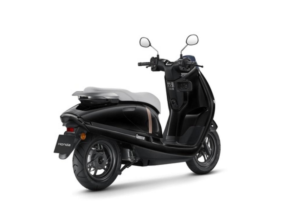 車尾設計採用弧形風格。