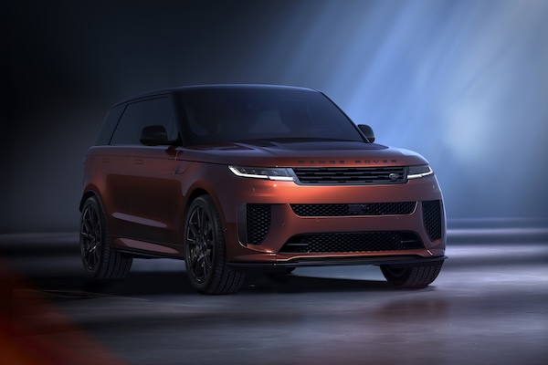 英國豪華性能休旅搭碳纖維主題登台  身價飆破 700 萬元