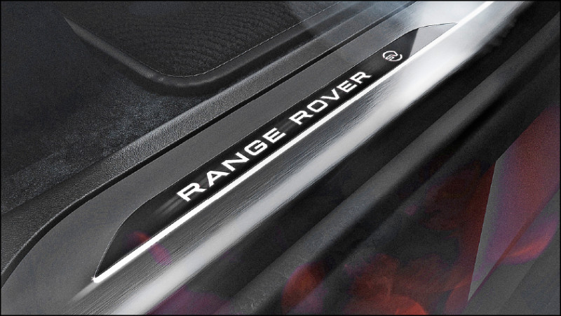 嵌入車門檻的SV發光迎賓踏板，彰顯運動奢華的座艙質感氛圍。