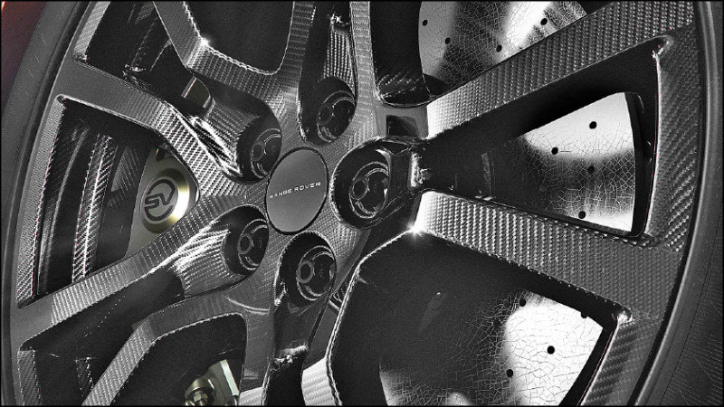 車主可選配23吋碳纖維輪圈，加上碳纖維陶瓷矩陣煞車系統，發揮高效制動表現。