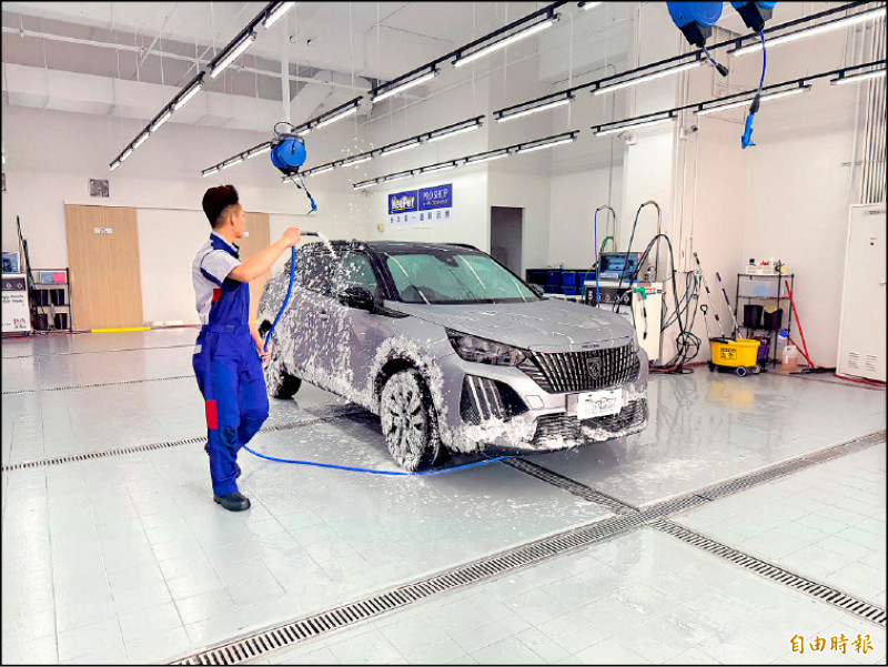 KeePer比照日本標準化流程的洗車作業，提供細膩的服務品質。（記者蘇銘翰攝）